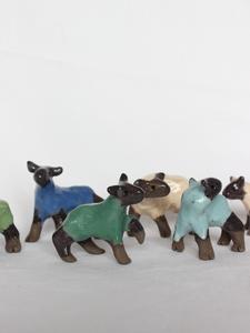 des moutons bleus, verts, et blancs
