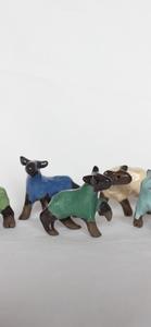 des moutons bleus, verts, et blancs