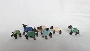 des moutons bleus, verts, et blancs