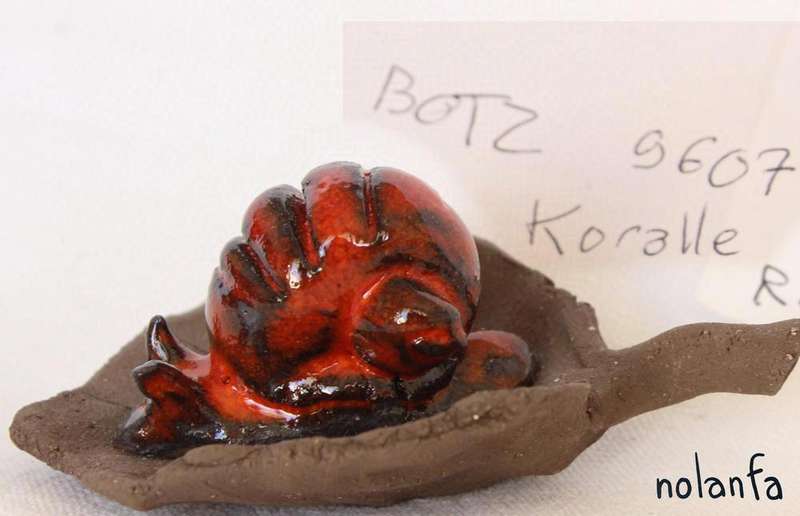 escargot: émail rouge orangé terre noire