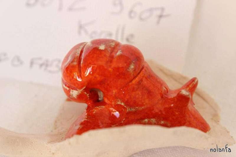 escargot: émail rouge orangé terre blanche