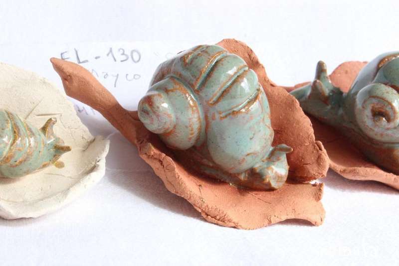 trois escargot: émail vert pâle, orange quand fin, terre rouge ou blanche