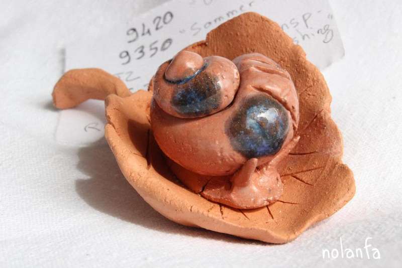 escargot: émail laiteux avec deux ronds couleur ciel nocturne, terre rouge